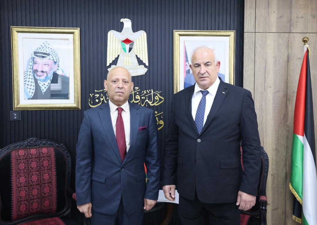 وزير الداخلية وسفير سلطنة عمان